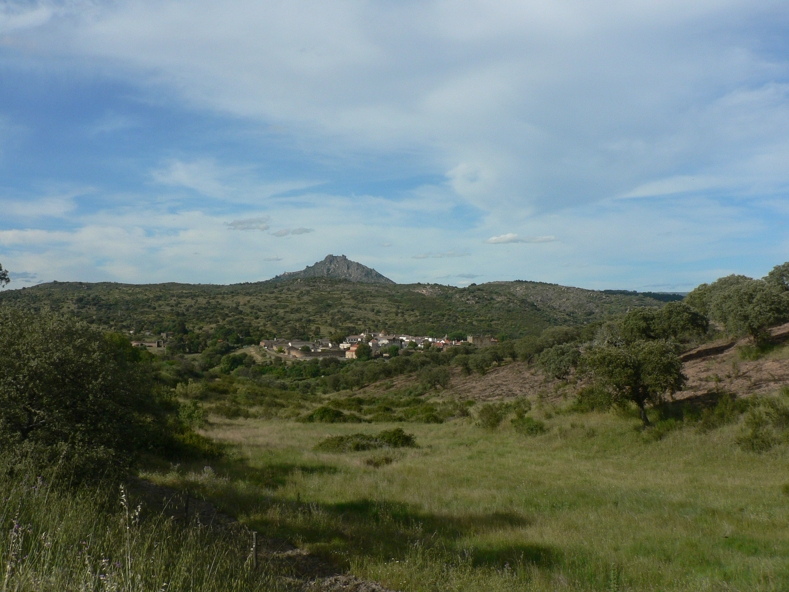 Vista panorâmica de Idanha-a-Velha (com o morro da Aldeia Histórica de Monsanto no horizonte)